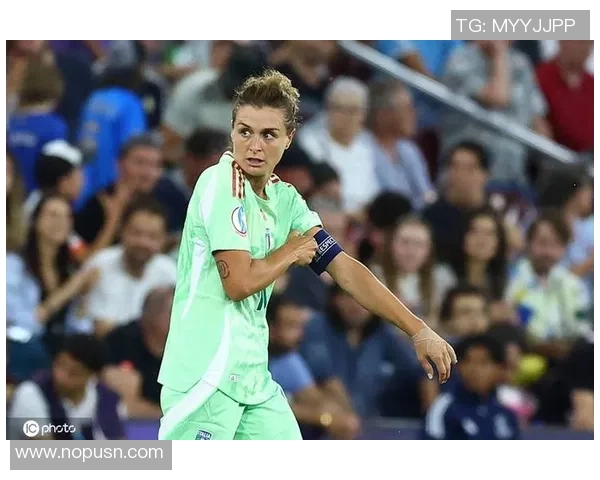 意大利女足球员的崛起与辉煌成就探索高级足球明星的魅力与影响力