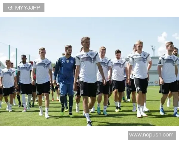 吴彦祖与足球明星的精彩瞬间照片分享，见证运动与魅力的完美结合